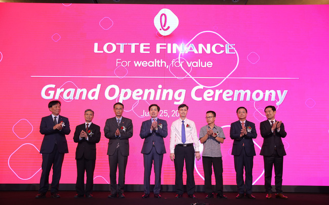 cac-dai-bieu-chup-anh-luu-niem-tai-le-ra-mat-cong-ty-tai-chinh-lotte-finance